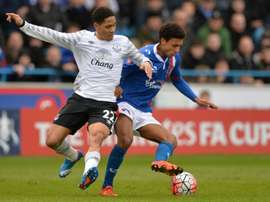 Evertons Steven Pienaar (left) challenges Carlisle Uniteds Brandon Comley during their English FA Cup fourth round match at Brunton Park, north-west England, on January 31, 2016