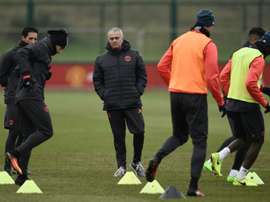 José Mourinho observe ses joueurs los d'un entraînement. AFP
