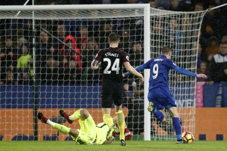 Leicester Citys striker Jamie Vardy (R) on his way to scoring against Manchester City, accused of poor defending
