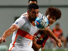 Graziano Pelle fights for the ball with FC Seoul player Kwak Tae-Hwi. AFP