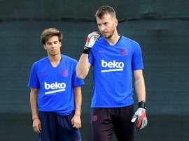 Barcelona keeper Neto suffers wrist injury in training
