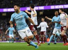 Kun Agüero, con un doblete exprés, comenzó la remontada del Manchester City. AFP