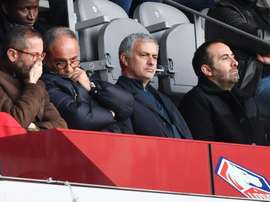 Mourinho está muy pendiente del fútbol, pero se perdió el partido del United. AFP