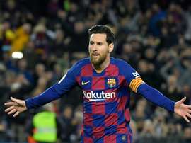 Messi teve marcação individual do Sporting de Jorge Jesus. AFP