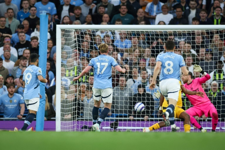 De Bruyne da color a una victoria pírrica del City