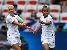 Nikita Parris (d) anotó el primer tanto del partido. AFP