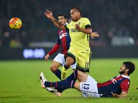 Inter Milans French forward Jonathan Biabiany (L) vies with Bolognas Italian defender Luca Rossettini during the Serie A football match at DallAra stadium in Bologna on October 27, 2015