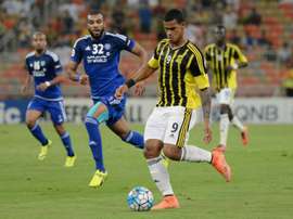 Saudi Al Ittihad FC player Gelmin Ribas Boada (R) attempts to get past UAEs Al-Nasr player. BeSoccer