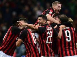 Alessio Romagnoli, abraçado por vários jogadores do Milan, pode chegar no Barça por Todibo. AFP