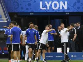 Northern Ireland coach Michael ONeill (R) attends a training session. BeSoccer