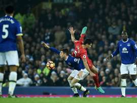 Liverpool y Everton tienen a Konsa en su órbita. AFP