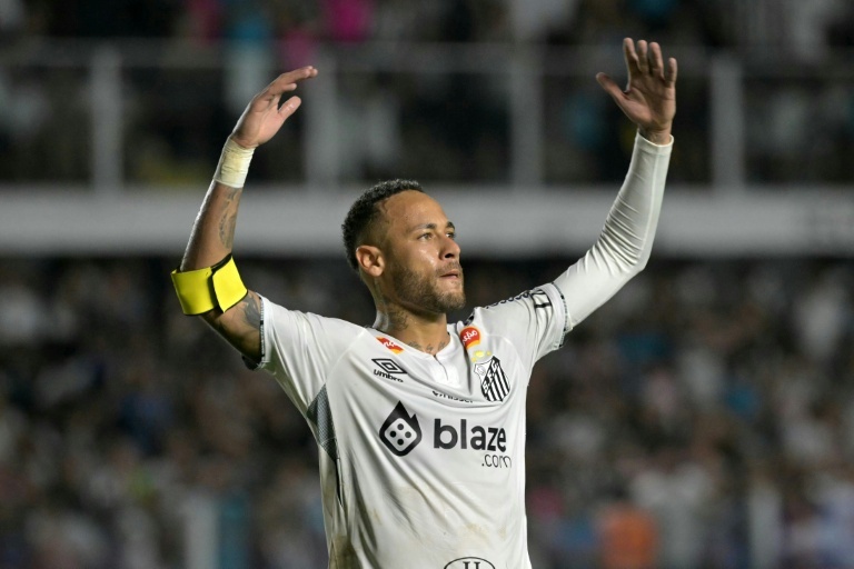 Le père de Neymar confirme des offres alléchantes au Brésil en Europe et aux États-Unis
