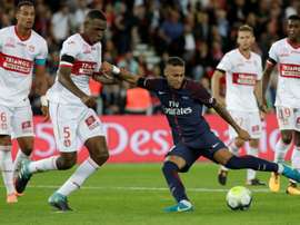 Issa Diop à la lutte avec Neymar au Parc. AFP