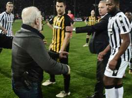 El presidente del PAOK saltó al campo con una pistola. AFP