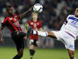 Lyons French midfielder Corentin Tolisso (R) vies with Nices Ivorian midfielder Jean Michael Seri (L) during the French L1 football match Nice (OGC Nice) vs Lyon (OL) on November 20, 2015 at the Allianz Riviera stadium in Nice, France
