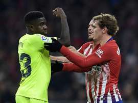 Umtiti podría estar cuatro meses de baja. AFP