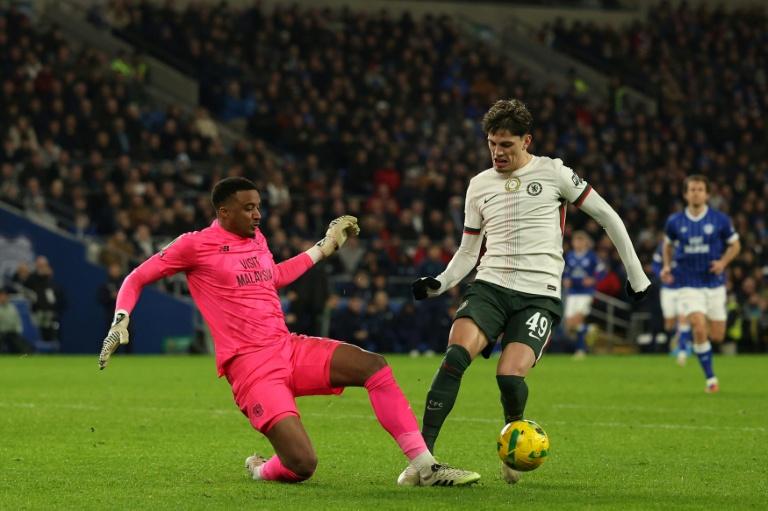 Garnacho hace de guía en Cardiff