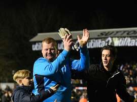 Le gardien remplaçant de Sutton United Wayne Shaw à l'issue du match de Cup contre Arsenal. AFP