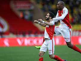 Joao Moutinho (i), pendiente de su futuro en el Mónaco. AFP