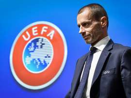 A UEFA quer acabar a temporada em agosto. AFP