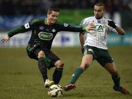 Le milileu du Red Star Naim Sliti (d) à la lutte avec celui de Saint-Etienne Romain Hamouma en Coupe de France à Jean-Bouin, le 10 février 2015