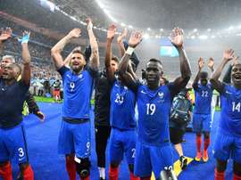 Les joueurs français fêtent avec le public leur qualification pour les demi-finales de lEuro en battant lIslande, le 3 juillet 2016 au Stade de France