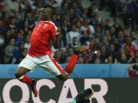 Lattaquant suisse Breel Embolo face au gardien français Hugo Lloris lors de lEuro, le 19 juin 2016 à Lille