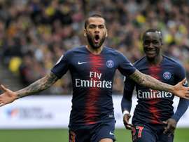 Dani Alves flirte avec la Premier League. AFP