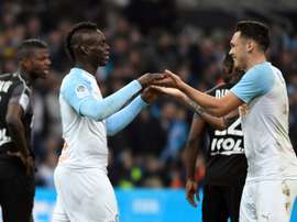 Mario Balotelli (g), félicité par son coéquipier Lucas Ocampos. AFP