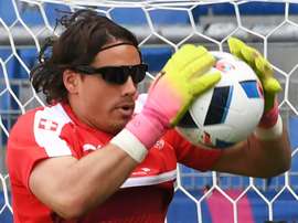 Le gardien suisse Yann Sommer, portant des lunettes noires à l'entraînement de son équipe. AFP