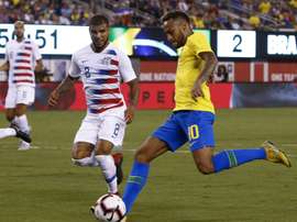 Neymar (d) à la lutte avec le défenseur des Etats-Unis DeAndre Yedlin. AFP