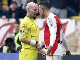 Le milieu de Monaco Nabil Dirar (d) lors de son altercation aver larbitre du match face à Nice au Stade Louis II, le 6 février 2016