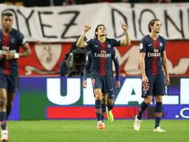 Edinson Cavani, fêté par ses coéquipiers, s'est offert un triplé. AFP