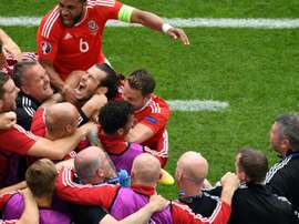 Gareth Bale exulte avec ses coéquipiers après son but pour le Pays de Galles face à la Slovaquie, le 11 juin 2016 à Lens