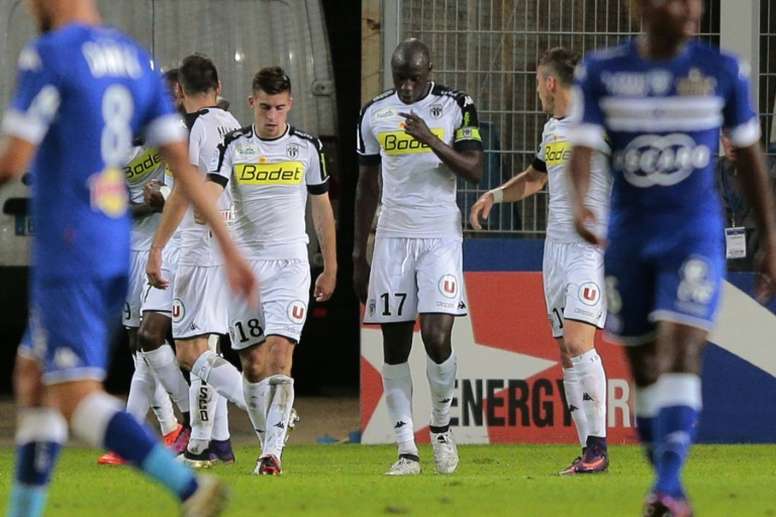Lattaquant angevin Famara Diedhiou (c) est congratulé par ses coéquipiers après un de ses deux buts à Bastia, le 15 octobre 2016