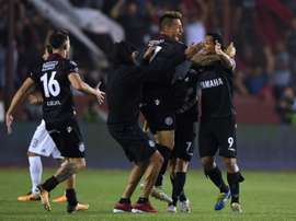Les joueurs de Lanus en liesse après leur qualification pour la finale de la Copa Libertadores. AFP