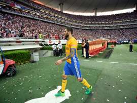 L'attaquant des Tigres Gignac quitte la pelouse après la victoire et le titre pour Guadalajara. AFP