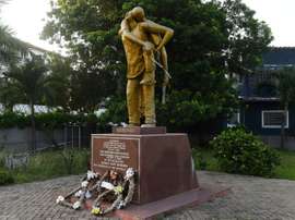 Statue en hommage aux 127 personnes décédées en mai 2001 lors du 'Clasico' ghanéen. AFP
