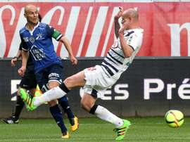 Le capitaine de Troyes Benjamin Nivet (g) contre Bordeaux, le 30 avril 2016 au Stade de lAube