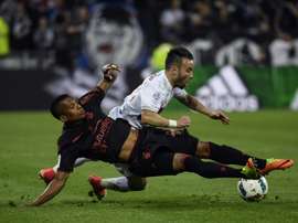Le défenseur de Nice Dalbert (en bas) à la lutte avec lattaquant de Lyon Mathieu Valbuena. AFP