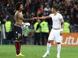 Le capitaine de Nice Dante salue Thiago Silva, le 30 avril 2017 à l'Allianz Riviera. AFP