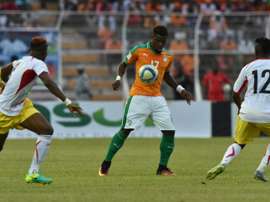 Serge Aurier avec la Côte dIvoire face au Mali de Moussa Doumbia (N.12) en éliminatoires du Mondial-2018 à Bouaké, le 8 octobre 2016
