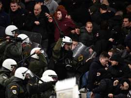 Des supporters de l'Ajax affrontent la police anti-émeute. AFP