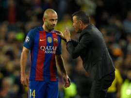 L'entraîneur du Barça Luis Enrique donne des instructions au défenseur Javier Mascherano. AFP