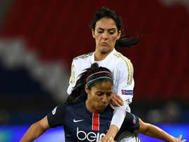 La capitaine du PSG Shirley Cruz à la lutte avec la Lyonnaise Louisa Necib en C1. AFP