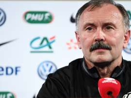 Le coach du Belarus Igor Kriushenko sadresse aux reporters au Stade de France. AFP