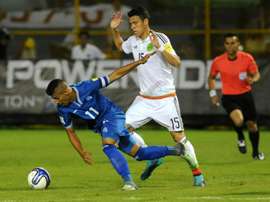 Le capitaine du Salvador Nelson Bonilla (g) lors du match face au Mexique en qualifications. AFP