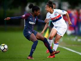 La défenseure de Lyon Selma Bacha (d) face à la milieue de terrain du PSG Aminata Diallo. AFP