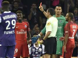 Larbitre Franck Schneider montre le carton rouge à Serge Aurier, le 23 septembre 2016 lors du match à Toulouse