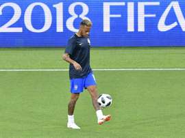 L'attaquant vedette du Brésil Neymar à l'échauffement avant le match contre la Serbie. AFP